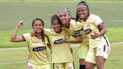 Las jugadoras de Barcelona femenino celebran uno de los goles marcados frente a Universidad Católica, por la Fecha 1 de la Superliga 2022.
