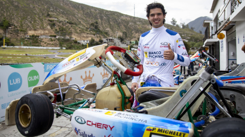 Philippe Michelet sonríe junto a su kart en una entrevista para PRIMICIAS, en el Kartódromo Dos Hemisferios, en marzo de 2022.