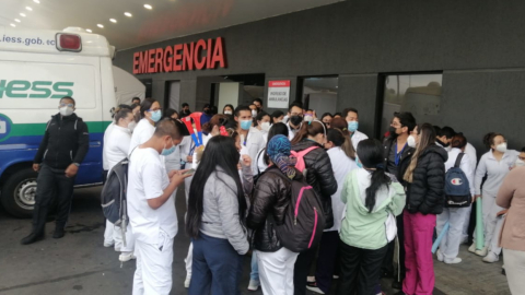 Personal médico protesta por los despidos en el Hospital Quito Sur, el 1 de abril de 2022.