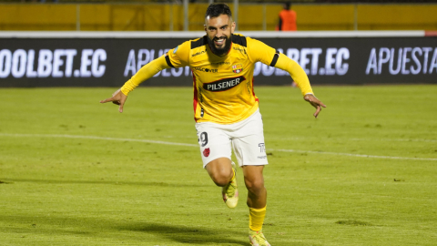 El delantero Gonzalo Mastriani celebra un gol ante Universidad Católica, en Quito, el 1 de abril de 2022.