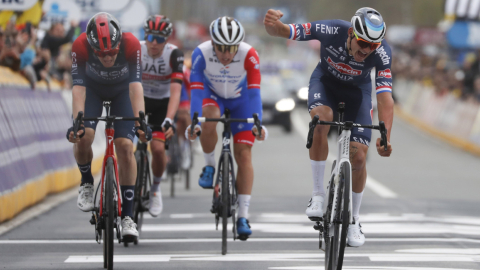 Mathieu Van der Poel (der), en la meta del Tour de Flandes, el 3 de abril de 2022.