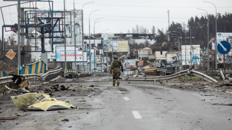 Un soldado ucraniano camina por una vía destruida en la ciudad de Bucha, región de Kiev, el 2 de abril de 2022. 
