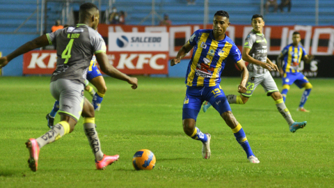 Ronny Biojo defiende la pelota ante Jostin Alman, en el empate entre Delfín y Deportivo Cuenca, el domingo 3 de abril de 2022. 