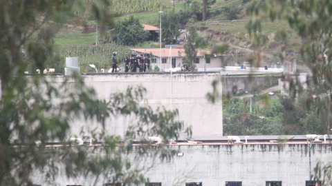 Un grupo de policías controla la parte aérea de la cárcel de Turi, horas después del enfrentamiento que dejó varias víctimas, el 3 de abril de 2022.