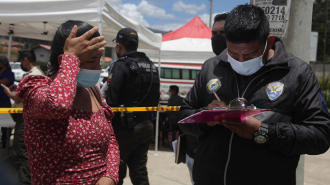 Familiares de los detenidos en la cárcel de Turi, en Cuenca, esperan por información de sus allegados en los exteriores del Centro Forense de esa ciudad, el 4 de abril de 2022.