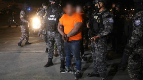 La Policía trasladó a cinco cabecillas de bandas delincuenciales de la cárcel de Turi hacia La Roca, en Guayaquil, la noche del 4 de abril de 2022.