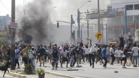 Paro de transportistas en Perú que lleva una semana y deja cuatro fallecidos. Este martes 5 de abril de 2022, esa localidad está en toque de queda.