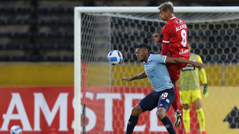 Ismael Díaz de Católica disputa un balón con Williams Alarcón de Unión La Calera en la Fecha 1 de la fase de grupos de la Copa Sudamericana.