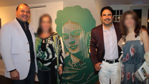 Ernesto Weisson Pazmiño (izq.) y Roberto Cortés (der.), durante la inauguración de Biscayne Art House, en las instalaciones de Biscayne Capital, en Miami, en 2012.