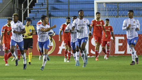 Los futbolistas de 9 de Octubre festejan un gol ante Internacional, en el Estadio Jocay de Manta, el 6 de abril de 2022.