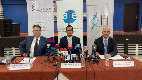 Representantes de los laboratorios farmacéuticos, el 7 de abril de 2022, durante una rueda de prensa en Guayaquil.