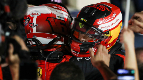 Charles Leclerc y Carlos Sainz de Ferrari se abrazan tras finalizar el GP de Baréin, el 20 de marzo de 2022.