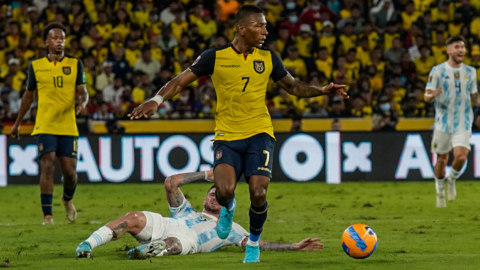 Pervis Estupiñán, de la selección ecuatoriana, en el partido ante Argentina en el estadio Banco Pichincha, el 29 de marzo de 2022.