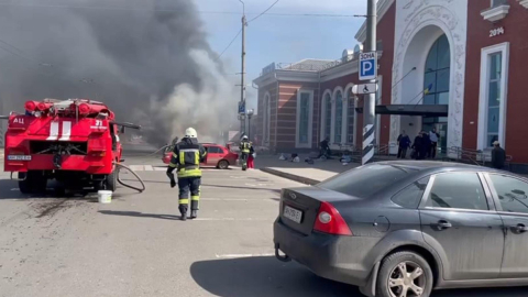 Servicios de emergencia acuden al sitio del ataque con misiles, que impactó una estación de tren ucraniana en Kramatorsk, el 8 de abril de 2022.