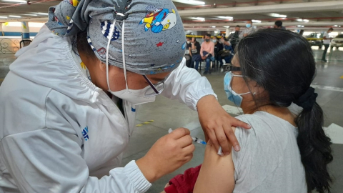 Una trabajadora de la salud coloca la cuarta dosis o el segundo refuerzo contra el Covid-19, en Quito, el 5 de abril de 2022.