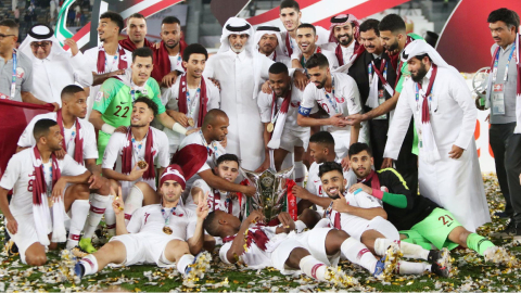 Los futbolistas cataríes festejan su primer título de la Copa de Asia, el 1 de febrero de 2019, en Emiratos Árabes Unidos.