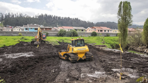 Maquinaria de construcción trabaja en la intervención en la Panamericana E35, el 4 de abril de 2022.