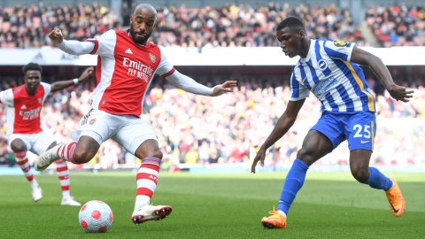 Moises Caicedo del Brighton enfrentándose a Alexandre Lacazette del Arsenal, el 9 de abril de 2022 por la Premier League.