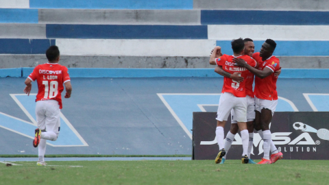 Los jugadores de Universidad Católica se abrazan luego de uno de los goles anotados en la Fecha 7 de la LigaPro contra 9 de Octubre, el 9 de abril de 2022.