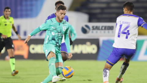 Tomás Molina de Liga de Quito domina un balón durante el encuentro frente a Cumbayá FC, el 9 de abril de 2022.