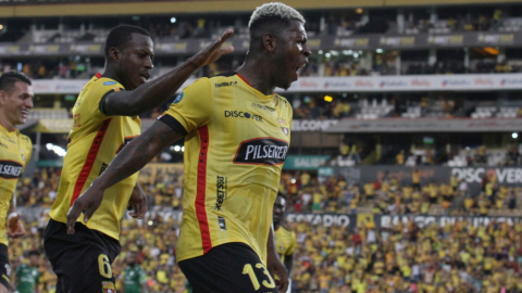 Gabriel Cortez, de Barcelona, celebra el gol de tiro libre que le convirtió a Orense por la Fecha 7 de la LigaPro, el 10 de abril de 2022.