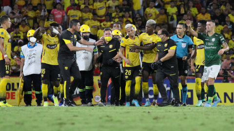 Byron Castillo intenta salir caminando de la cancha luego de un golpe que sufrió en la cabeza durante el partido contra Orense en Guayaquil, el 10 de abril de 2022.