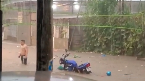 Captura de videos difundidos en redes sociales del sector Paraíso de la Flor, uno de los seis colapsados tras las intensas lluvias en Guayaquil, del 11 de abril de 2022.