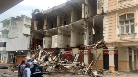 Imagen del edificio patrimonial, ubicado en 9 de Octubre y Escobedo, centro de Guayaquil, que se desplomó la madrugada del 12 de abril de 2022.