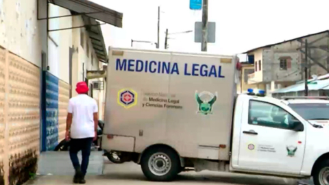 Medicina Legal retira el cuerpo de Carlos V., de 17 años, tras ser asesinado en el Centro de Adolescentes Infractores (CAI) de Guayaquil, el 9 de abril de 2022.