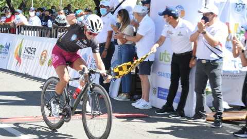 Miryam Núñez cruza la línea de meta y se corona campeona de la Vuelta al Gran Santander, el lunes 1 de agosto de 2021.