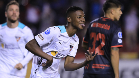 Nilson Angulo, de Liga, festeja un gol en la Copa Sudamericana el 12 de abril de 2022, en Quito.