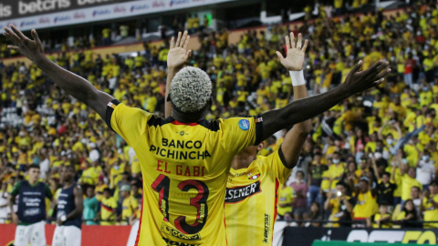 Gabriel Cortez, de Barcelona, celebra con su compañero Carlos Garcés uno de los goles anotados en la Fecha 7 contra Orense, el domingo 10 de abril de 2022.