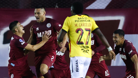 Yonathan Cabral de Lanús celebra con sus compañeros luego de anotarle a Barcelona en la Copa Sudamericana el jueves 14 de abril de 2022.