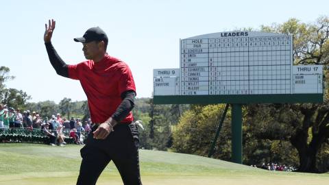 El golfista estodunidense, Tiger Woods, saluda mientras compite en el Marts de Augusta 2022.