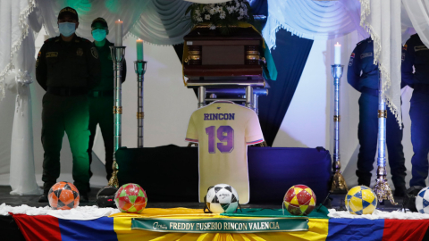 Policías custodian el féretro del exfutbolista colombiano Freddy Rincón, durante su velatorio en el Coliseo Roberto Lozano Batalla de Buenaventura, el 15 de abril de 2022.