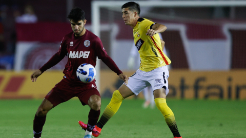 José Manuel López del Lanús disputa el balón con Luca Sosa  de Barcelona SC, durante la Fecha2 del Grupo A de la Copa Sudamericana.