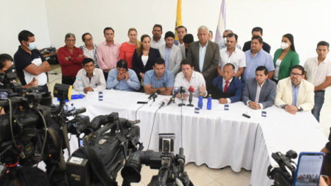 El ministro de Gobierno, Francisco Jiménez (centro), durante una rueda de prensa para explicar la realidad de los bananeros, en Guayaquil, el 15 de abril de 2022.