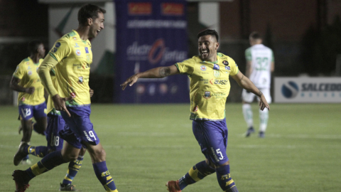 Joaquín Vergés de Gualaceo celebra uno de los goles que marcó en el partido frente a Mushuc Runa por la Fecha 8 de la LigaPro 2022, el 15 de abril.