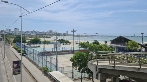 Vista de Manta desde el paso peatonal de la avenida Puerto Aeropuerto, a la altura de Tarqui, el 14 de abril de 2022.