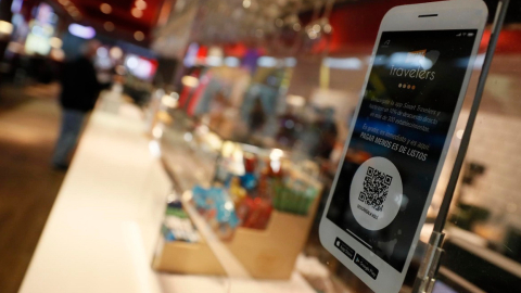 Vista de un código QR en una tienda del Aeropuerto Adolfo Suárez Madrid-Barajas, el 13 de abril de 2022.