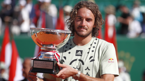 Stefanos Tsitsipas sostiene el trofeo en el Masters 1000 de Montecarlo, el 17 de abril de 2022.