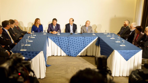 Pedro Pinto de traje gris con corbata azul, en el centro de la mesa, en un evento de Cauce Democrático, en 2017.