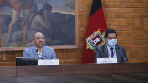 Franz Enríquez, director de Tecnología e Información del Municipio, y Henrry Reyes, director de Servicios Ciudadanos, durante una rueda de prensa, el 18 de abril de 2022.