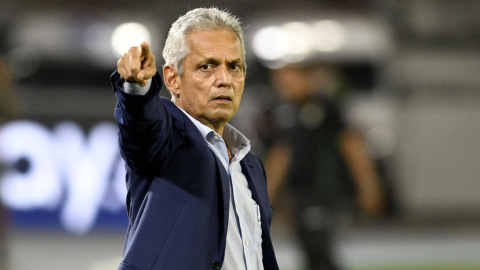 Reinaldo Rueda, dirigiendo el partido de Colombia ante Bolivia, el 24 de marzo de 2022.