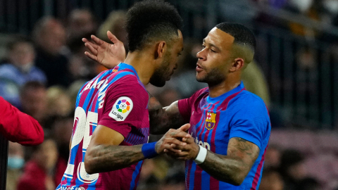 El delantero del FC Barcelona Memphis Depay saluda a Pierre-Emerick Aubameyang tras sustituirle durante el partido de la jornada 32 de la Liga de España frente al FC Cádiz CF, el 18 de abril de 2022.