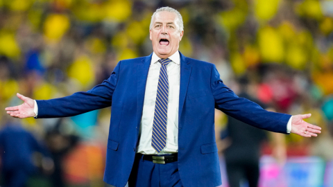 Gustavo Alfaro entrenador de Ecuador reacciona durante el partido ante Argentina por las Eliminatorias al Mundial de Catar, el 29 de marzo de 2022.