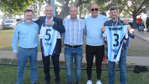 Gustavo Alfaro y Sergio Chiarelli posan con las camisetas de Atlético Rafaela junto a dirigentes del club, el 19 de abril de 2022.