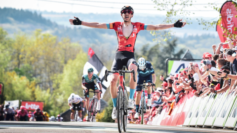 Dylan Teuns, en la meta de la Flecha Valona, el 20 de abril de 2022.