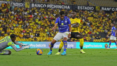 Un defensor de Gualaceo defiende una pelota en el encuentro frente a Barcelona, en el estadio Banco Pichincha, el 20 de abril de 2022.