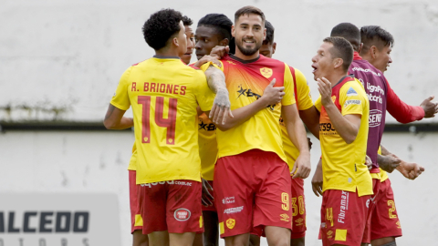 Francisco Fydriszewski, de Aucas, celebrando su primer gol ante Católica, en el estadio Gonzalo Pozo Ripalda, el 21 de abril de 2022.